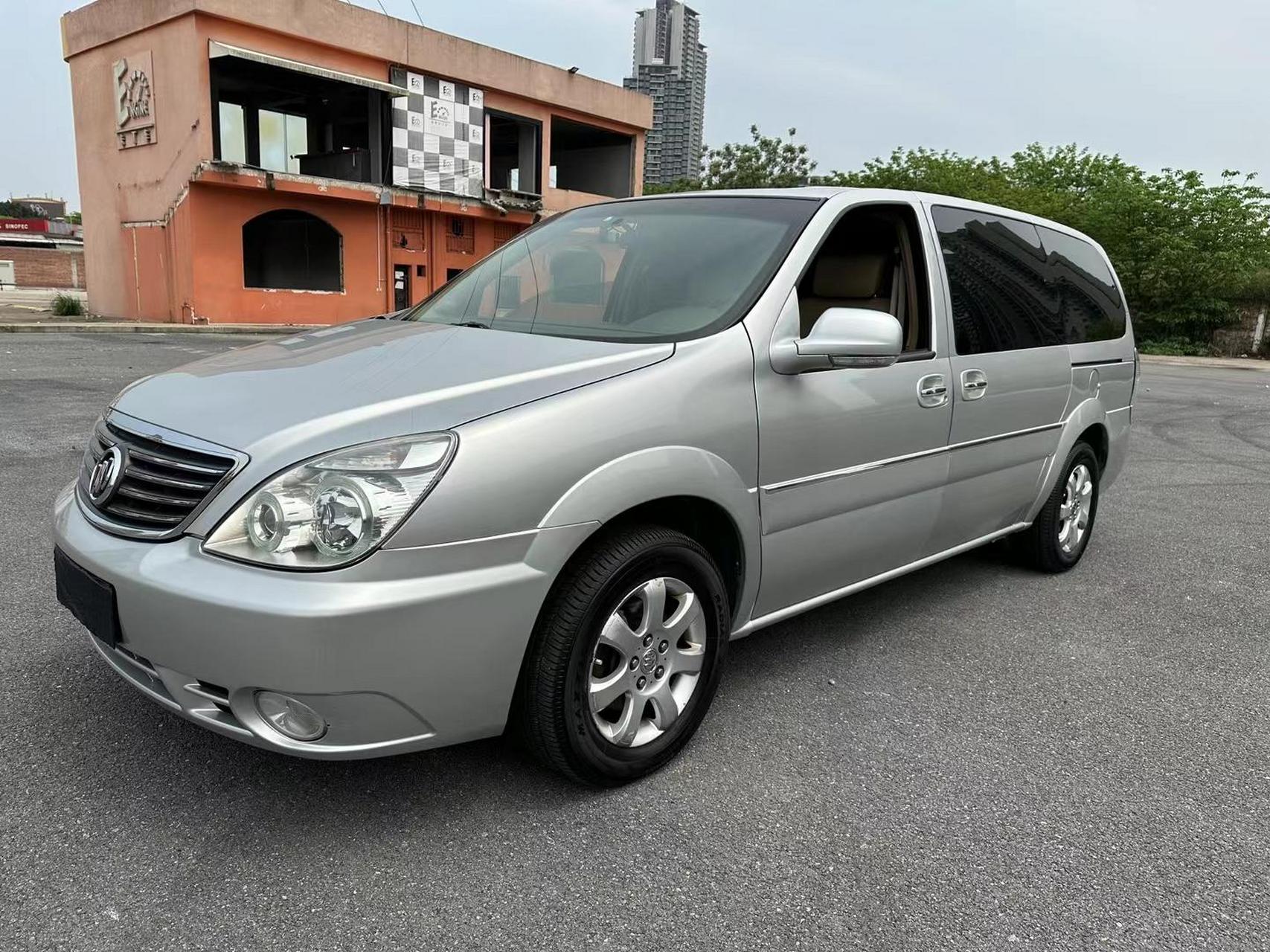 0陆尊7座豪华版,一手精品车况,双电动真皮座椅,自动恒温空调,后排独立