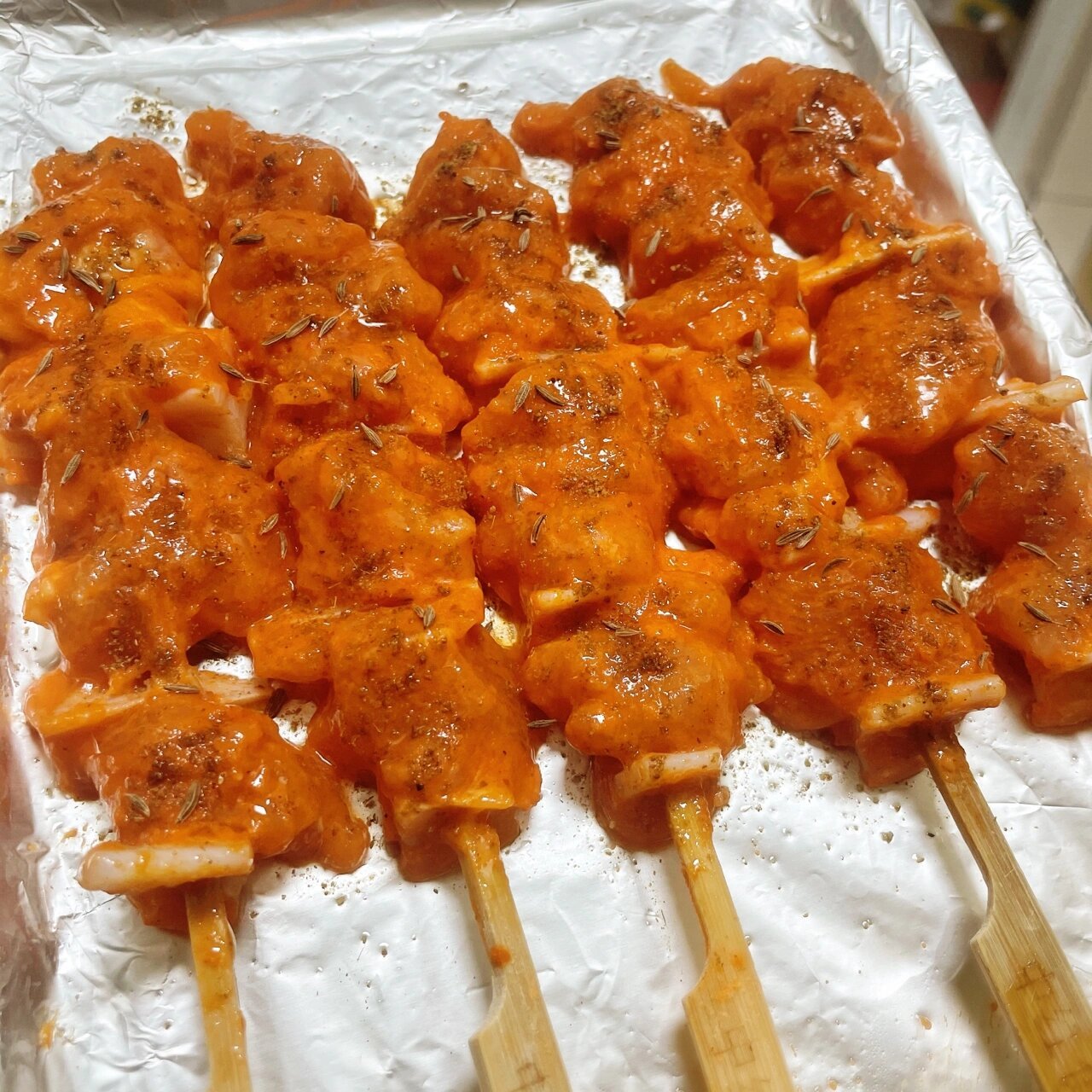 烤骨肉相连 提前解冻 烤盘刷油 串上刷油 撒孜然粉孜然粒 盐少许 烤箱