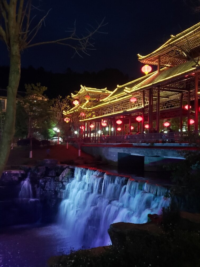 屏边大围山一日游 9930元/人,电瓶车往返50元/人,如果住山顶的酒店