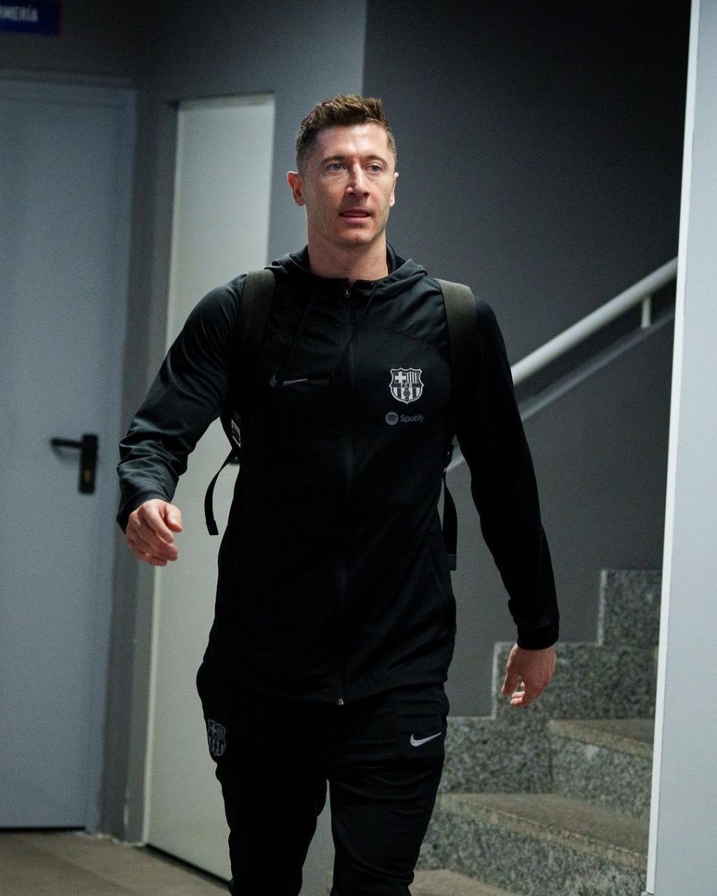 莱万多夫斯基和罗贝托99999999#你好赛场##巴萨##赫塔菲vs