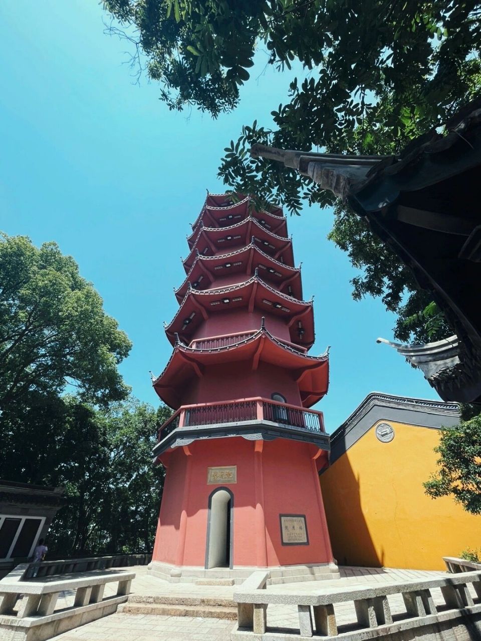 文殊菩萨道场龙光寺 龙光寺位于无锡锡惠公园内锡山之巅,始建于唐