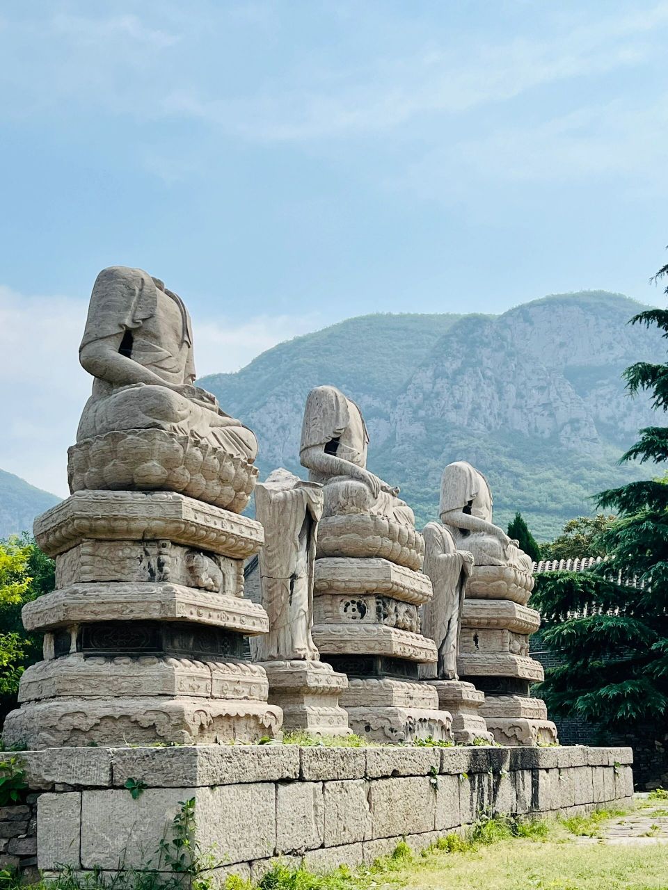 响堂山石窟常乐寺 常乐寺始建于北齐天保年间,是响堂山石窟的附属建筑