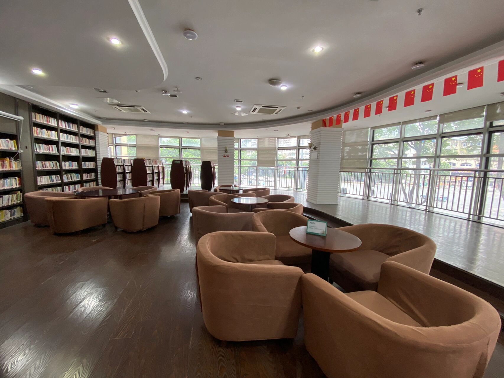 锦江区图书馆 来成都承光影界看电影,偶然间在对面发现了一家图书馆