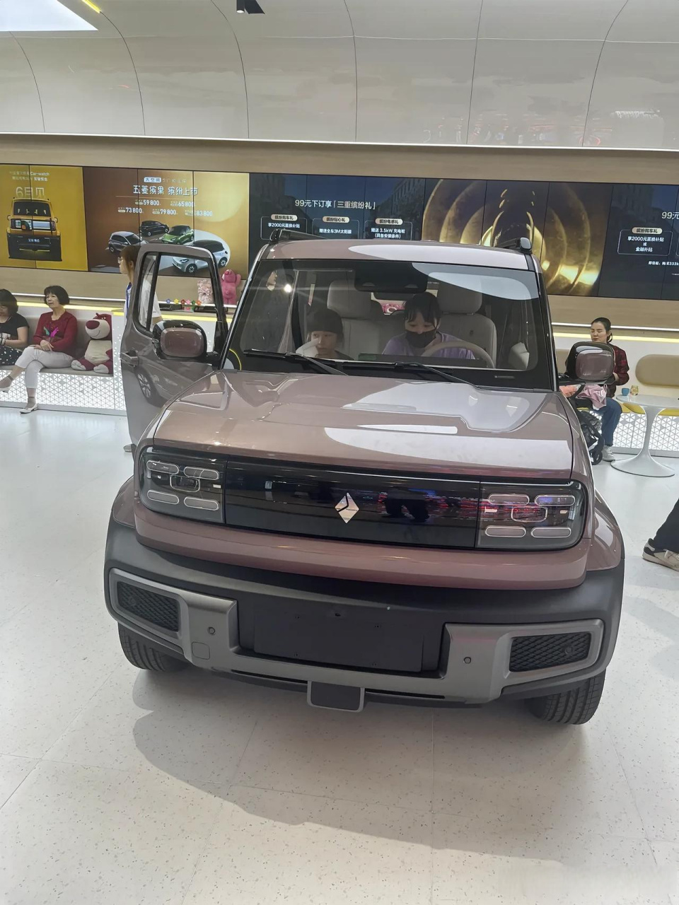 宝骏"吉姆尼"到实体店了  今天路过看了一下,真不错!