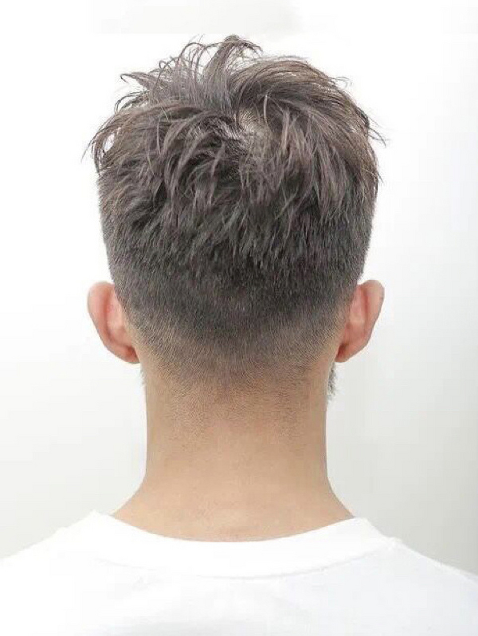 后脑勺扁平 方案: ①造型的时候可以用吹风机把后脑勺的头发吹蓬松,喷