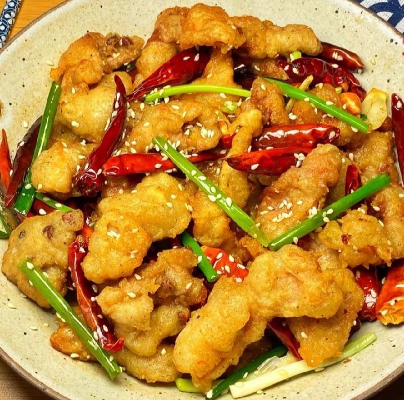 香辣小酥肉,香～ 酥肉97,相信大家都不陌生,去了火锅店,有炸小酥肉