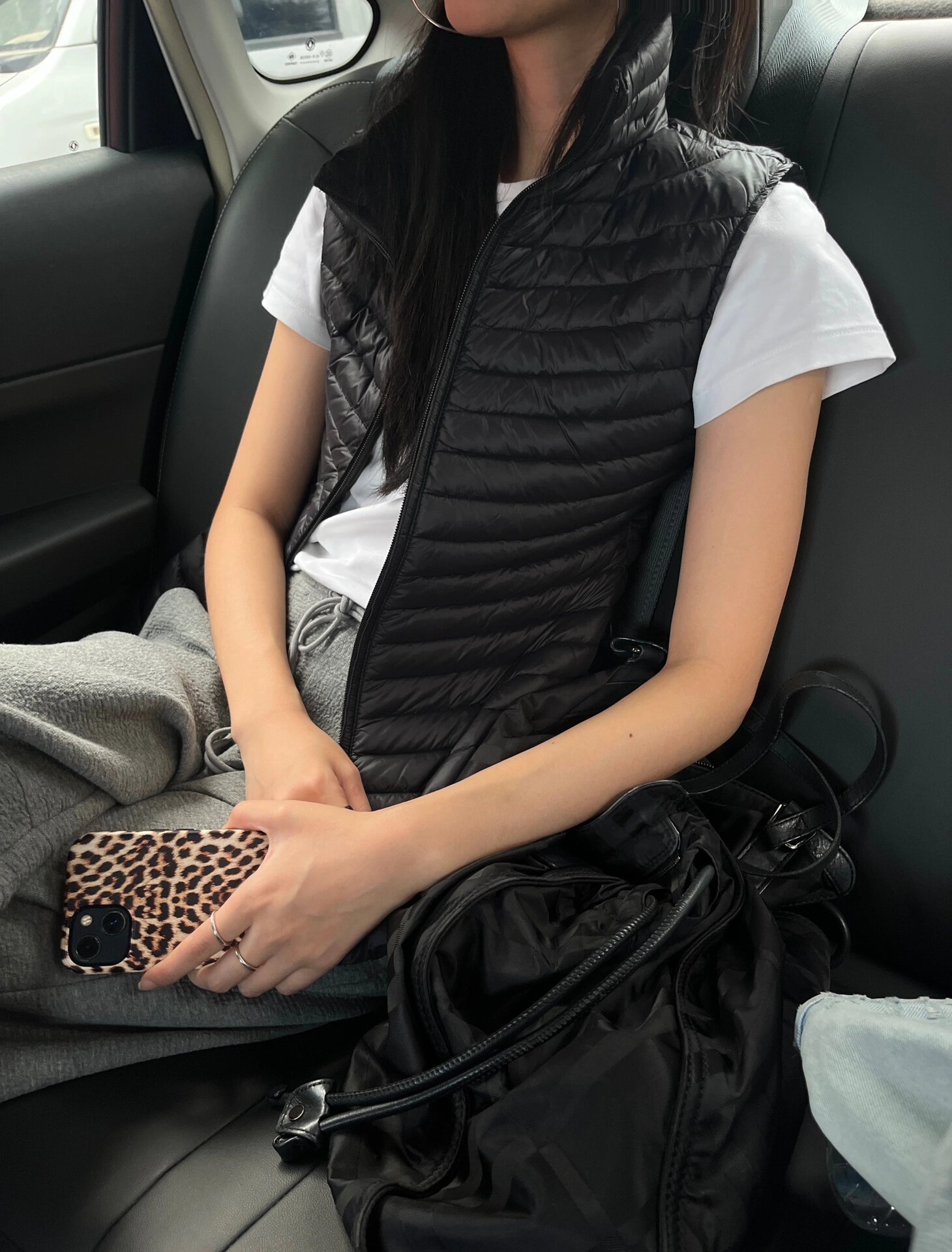 羽绒马甲配短袖