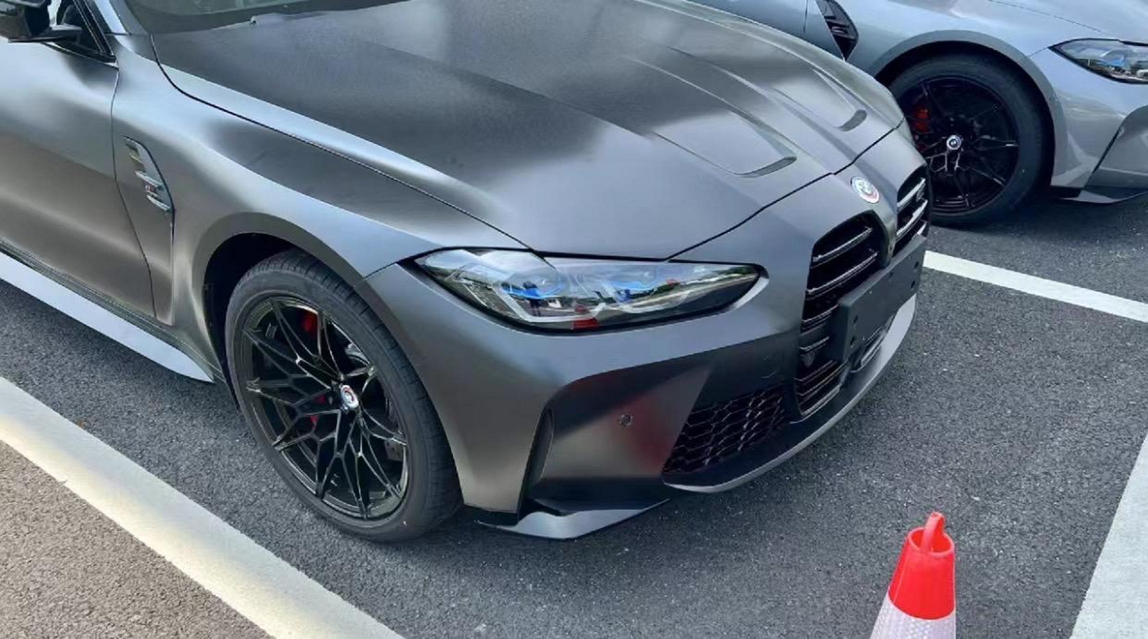 宝马m4 敞篷 1013900 磨砂深灰/亚斯玛瑞纳蓝 现车 磨砂深灰色15200元