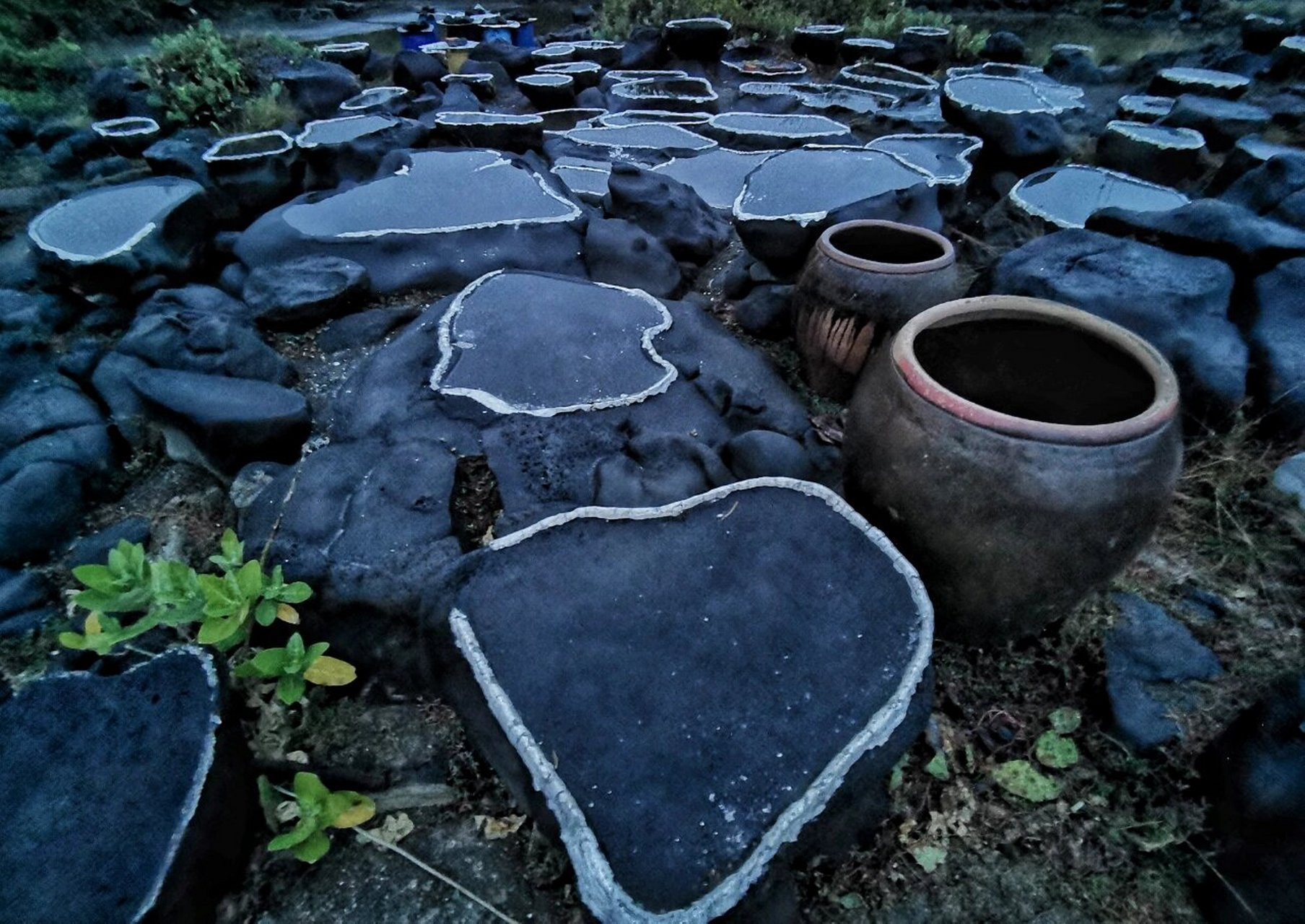 洋浦千年古盐田 儋州洋浦半岛盐田村,有一大片星罗棋布的黑色石头