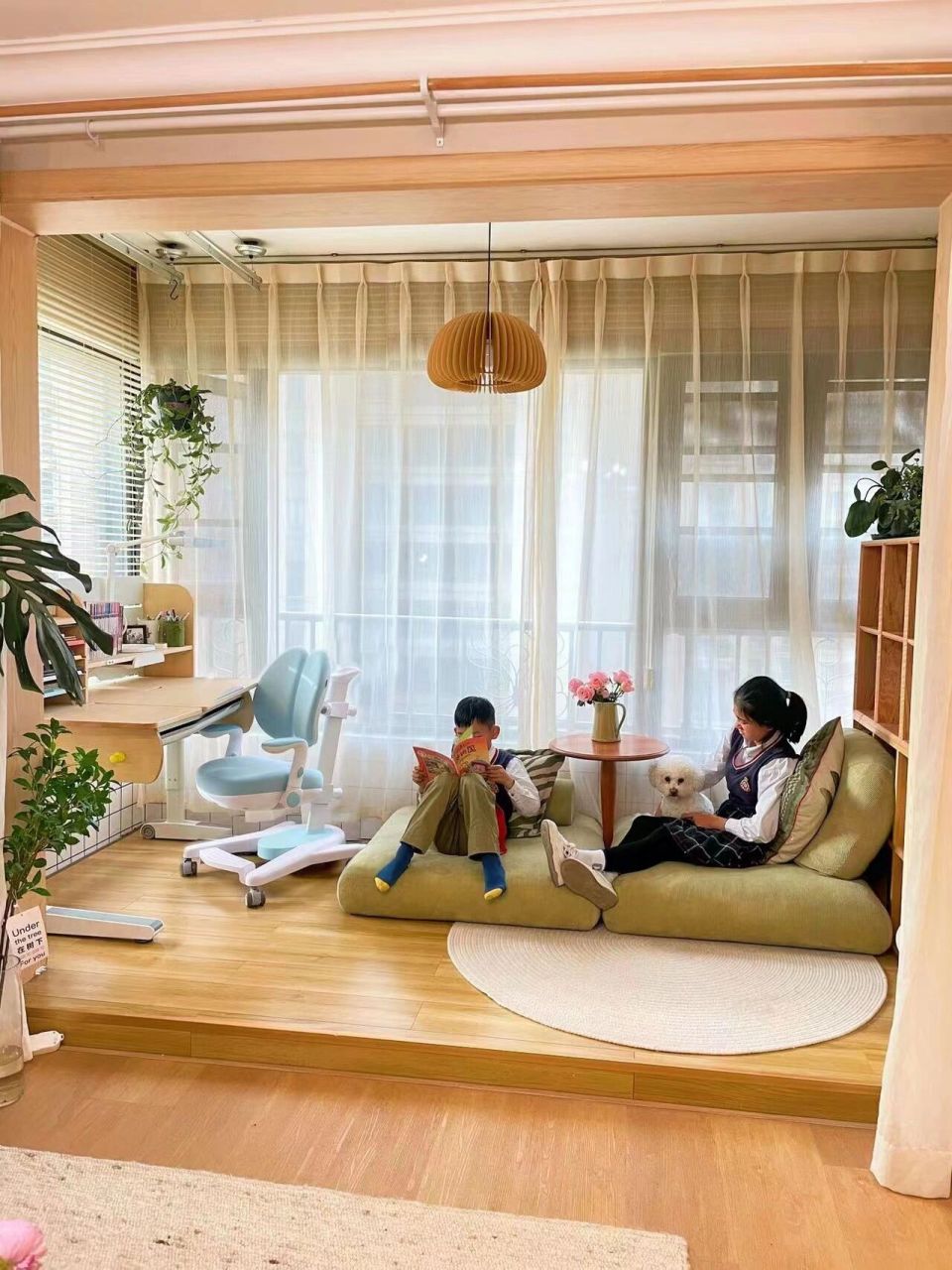 用5平方阳台:打造二胎家庭的温馨读书角92 小时候,为了能和下班的