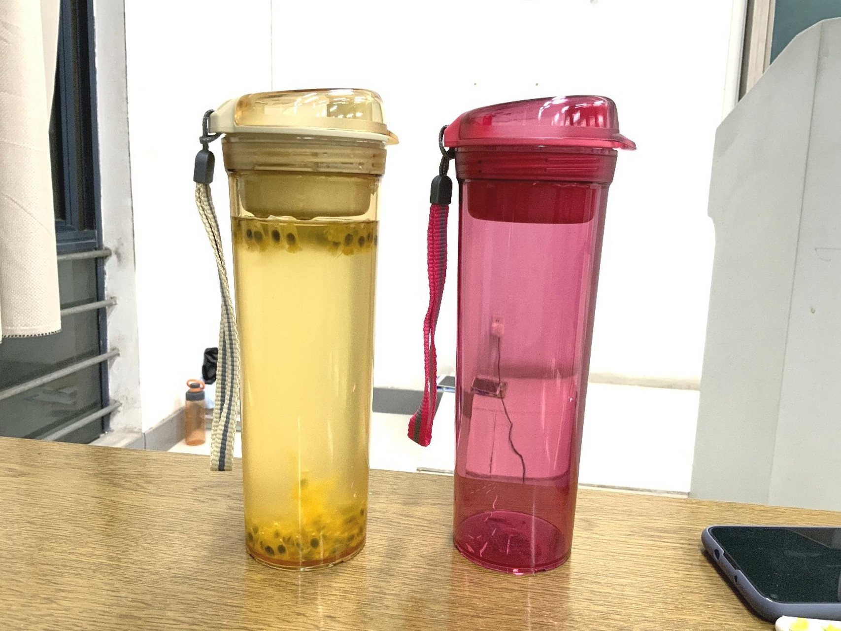 特百惠水杯真假对比晶彩茶韵杯 都写到图片上了,蛮清晰的,网购红色的