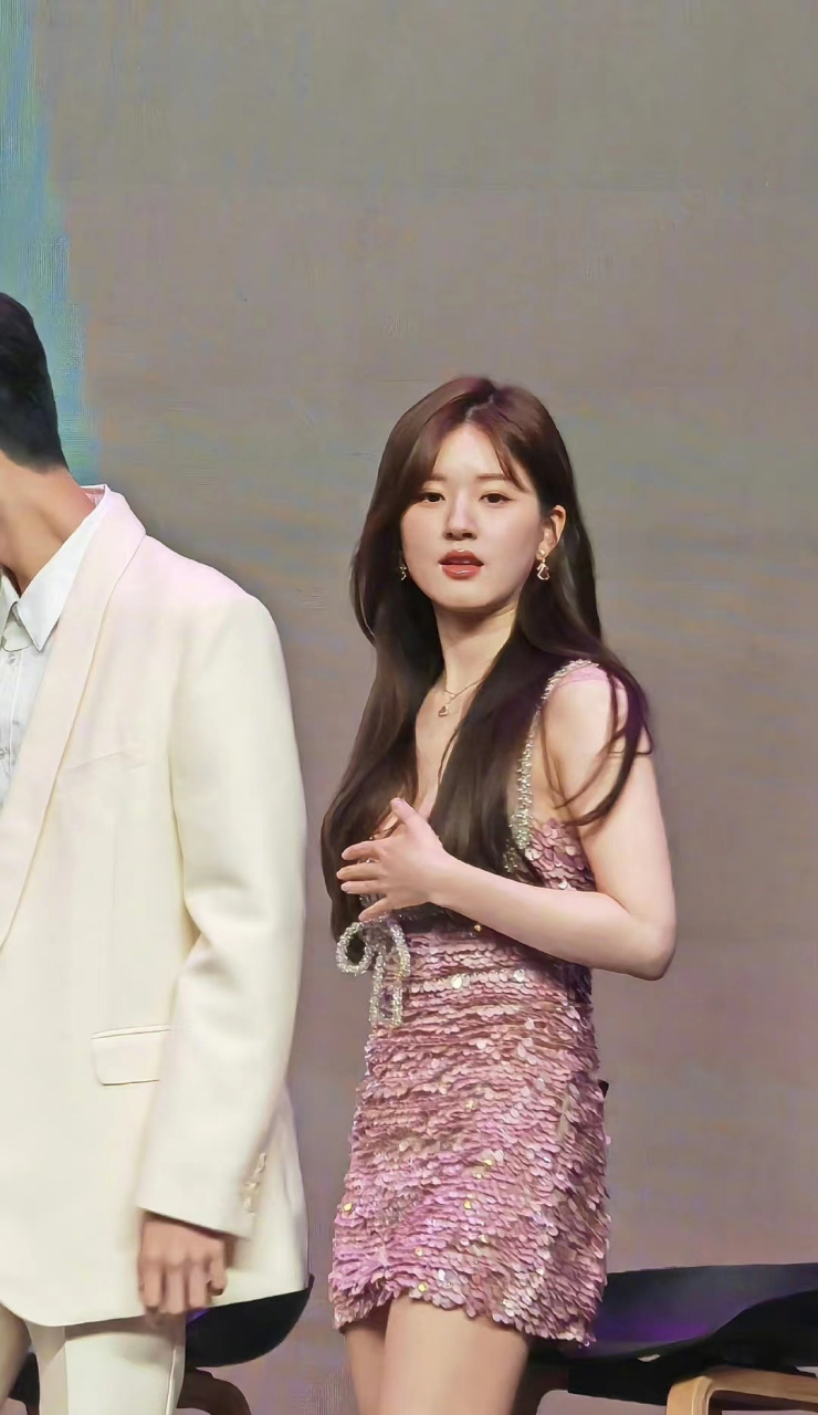 赵露思发布会比心#赵露思陈哲偷偷远发布会同框啦!