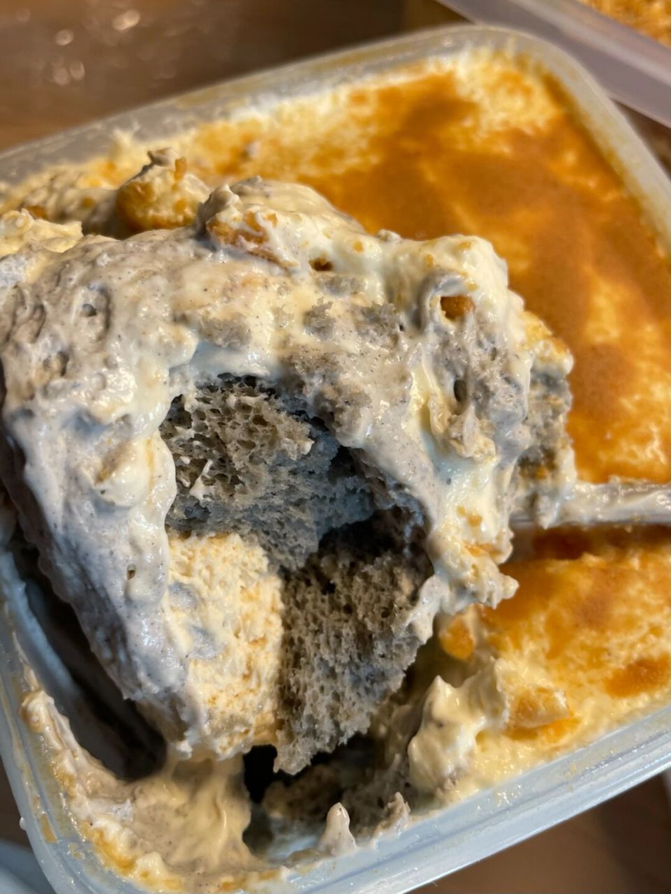 今天下午茶是俩个甜品盒子,一个咸蛋芋泥肉松,一个黑芝麻花生豆乳奶油