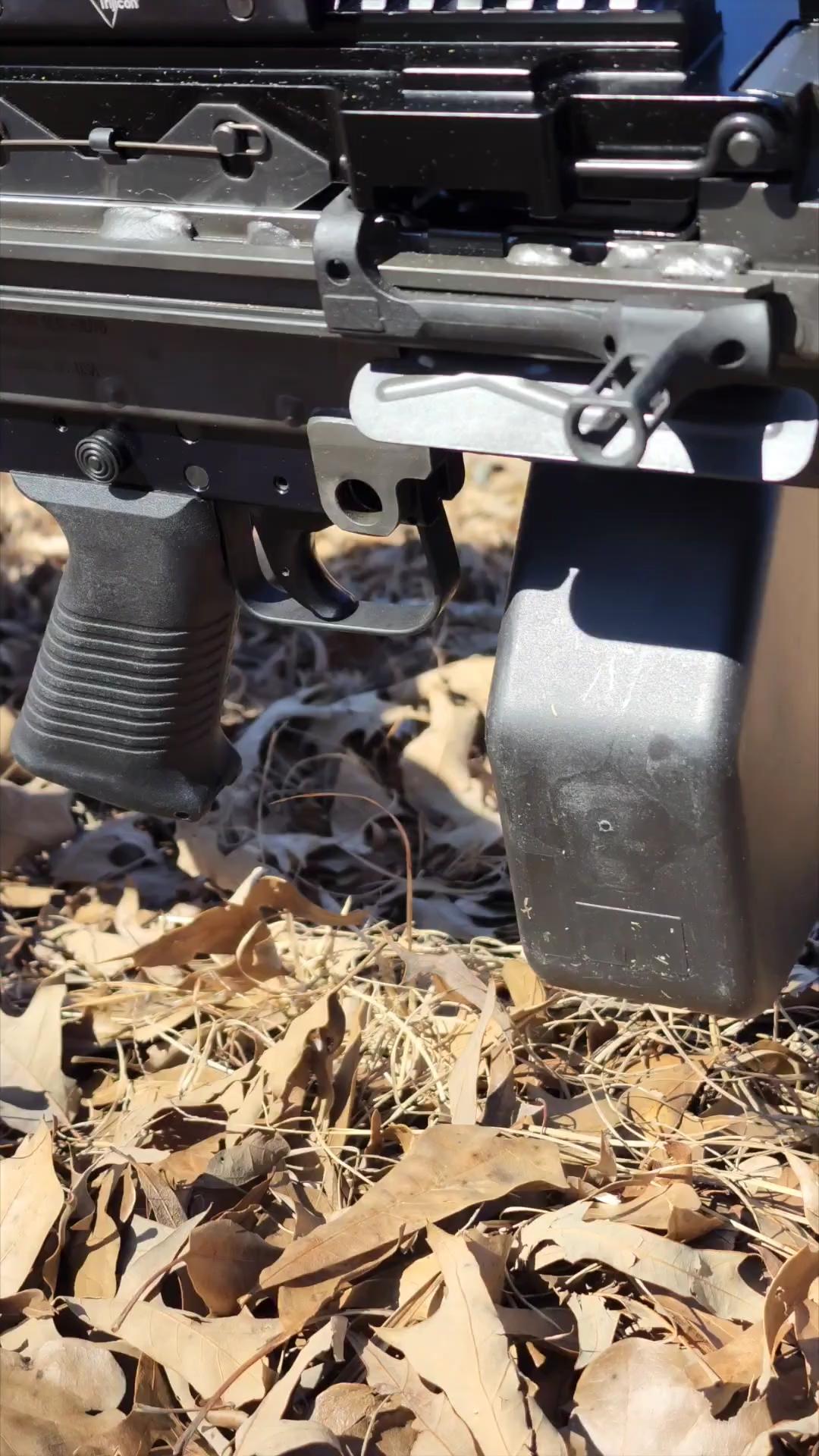 它基于m249轻机枪设计,采用5