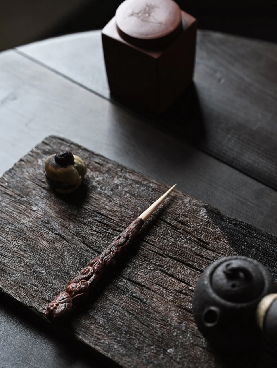 茶针的正确使用方法 茶针又名"茶通",是汉族茶艺的茶具之一,也是茶具