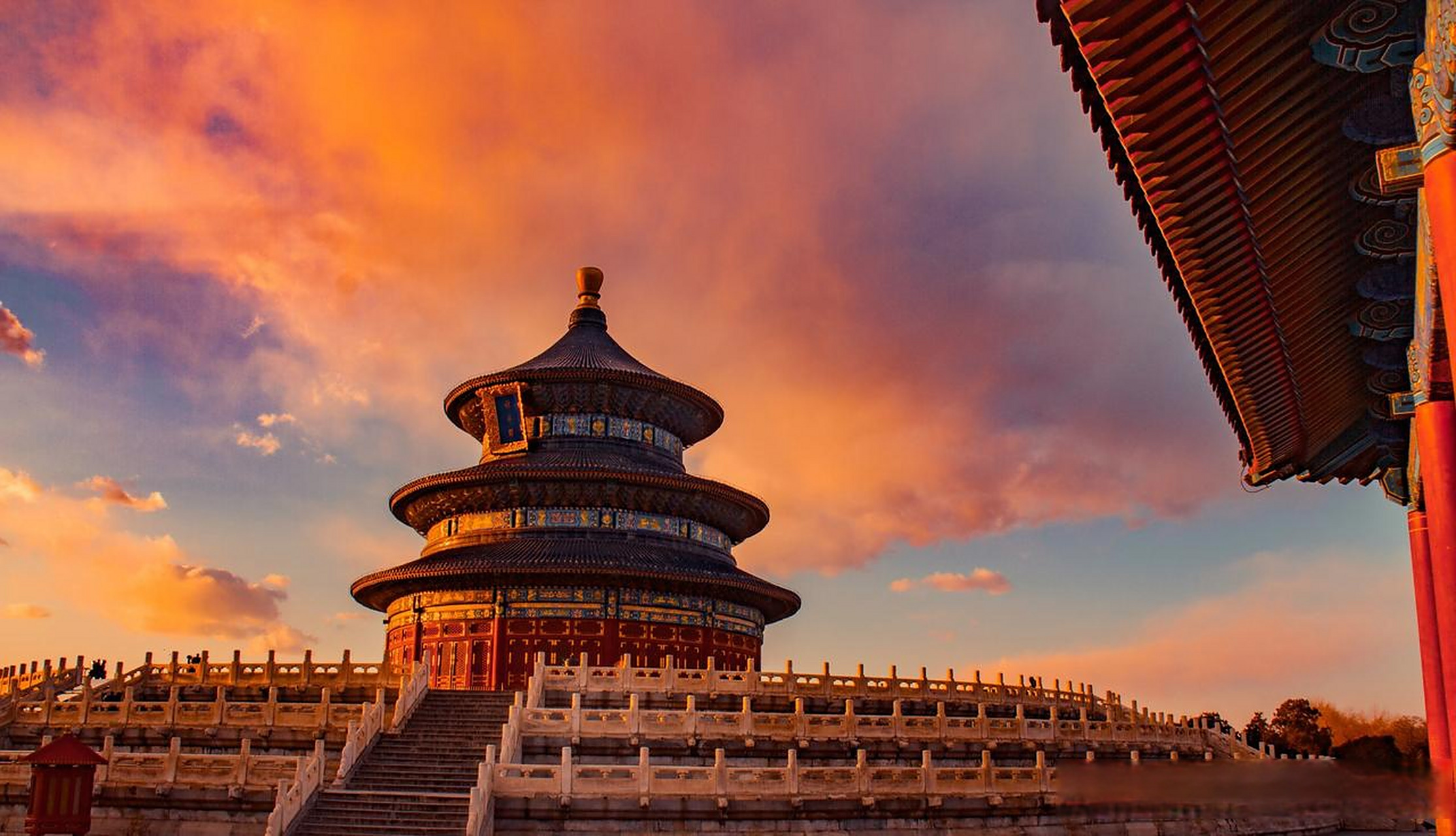 紫禁之巅 ～《天坛彩云飞》 傍晚时分拍摄了彩云翩飞的天坛祈年殿