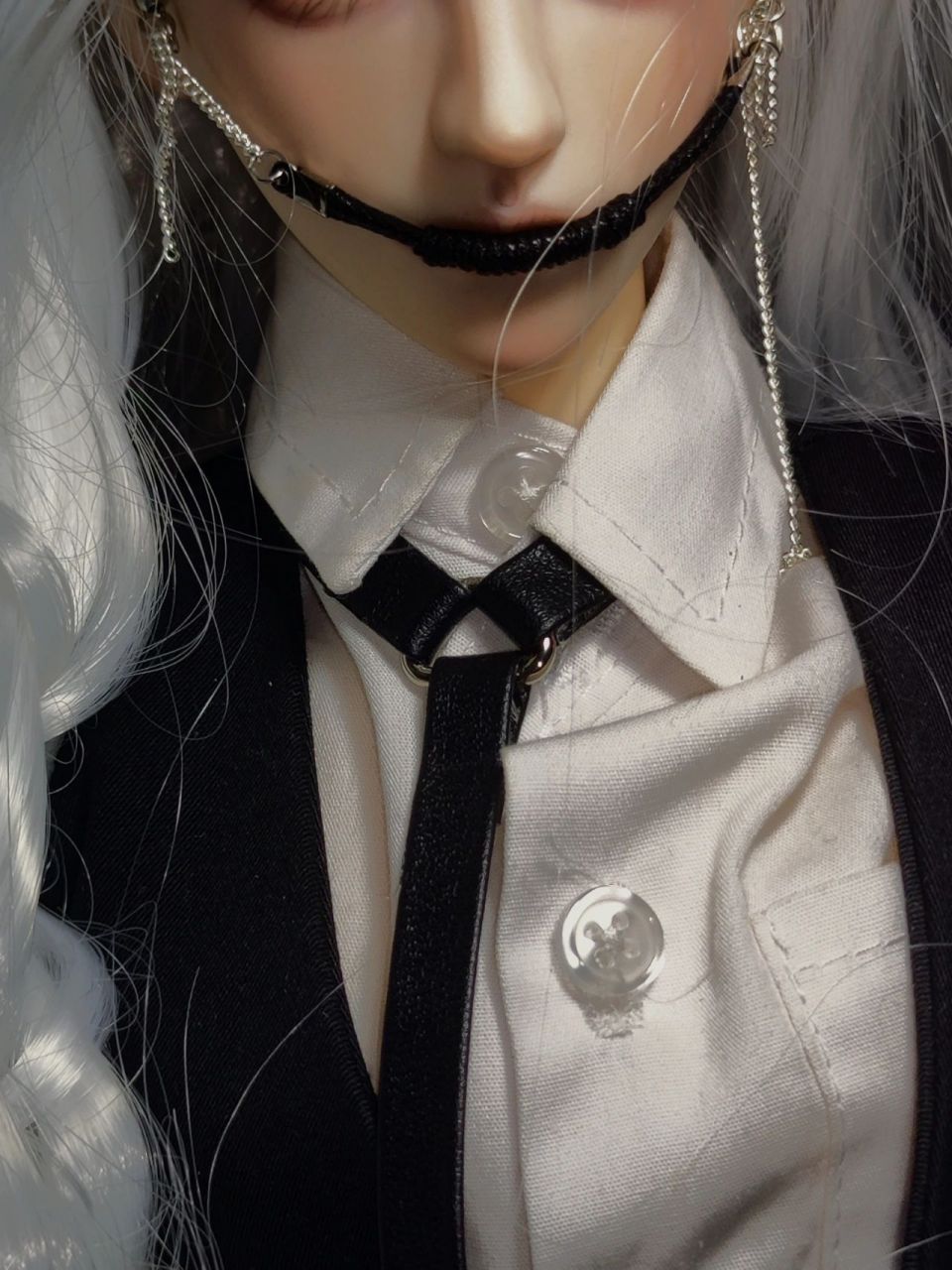 禁欲系配饰,"止咬器"      分别给两位模特试戴