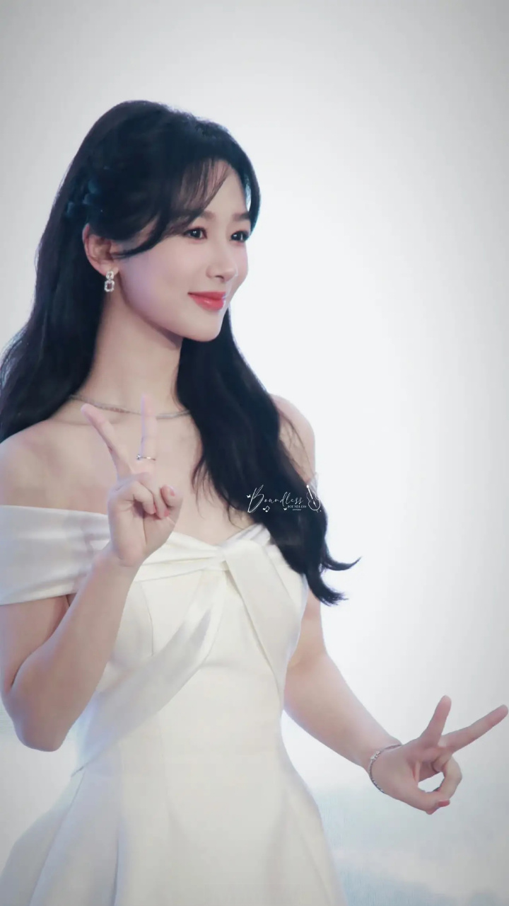 果真是红气养人,怡丽丝尔发布会上杨紫的状态也太好了,越来越仙了