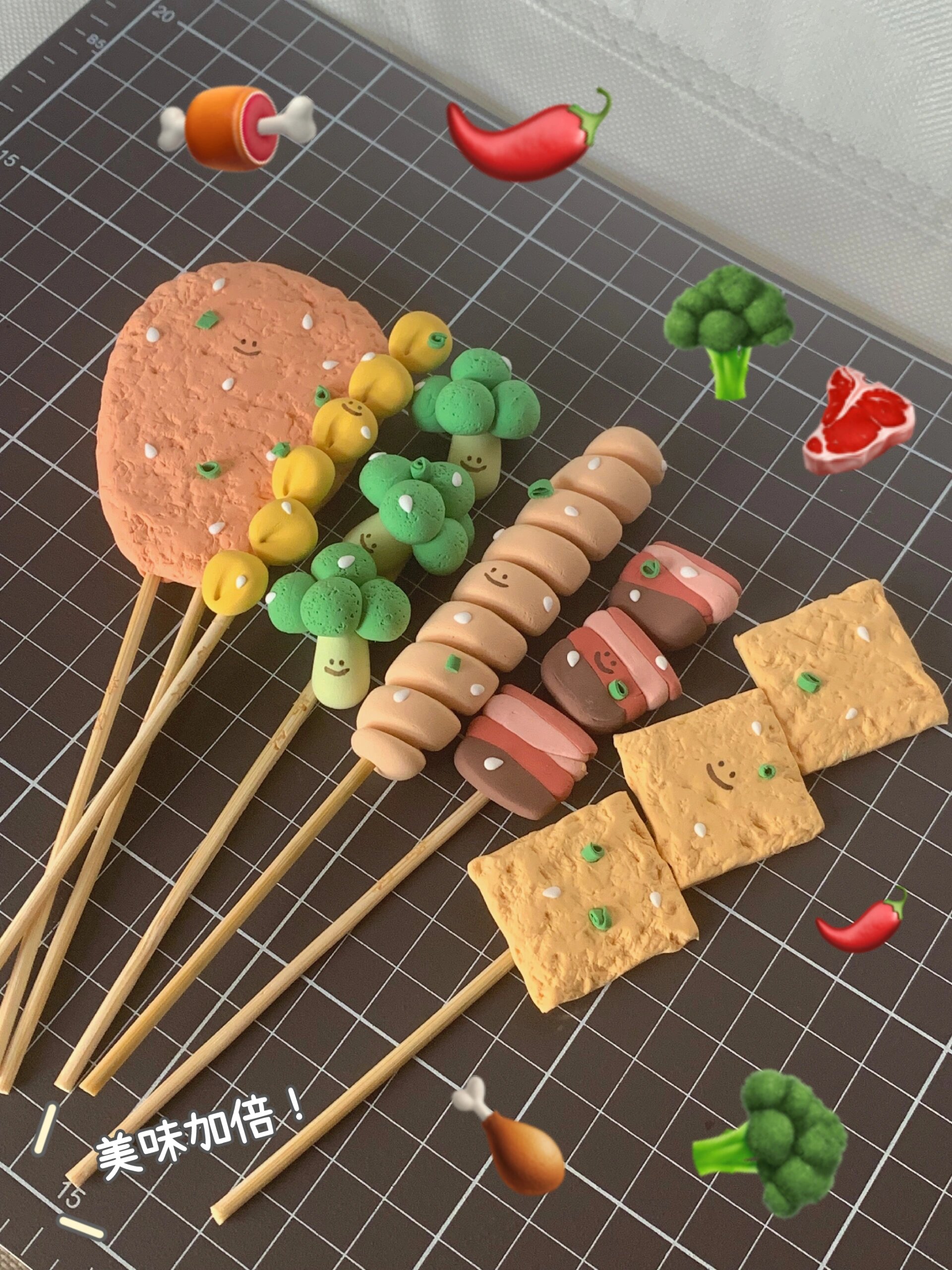 但我做的炸串不好吃不要哈哈哈哈 材料:烧烤棍,超轻粘土,双面胶