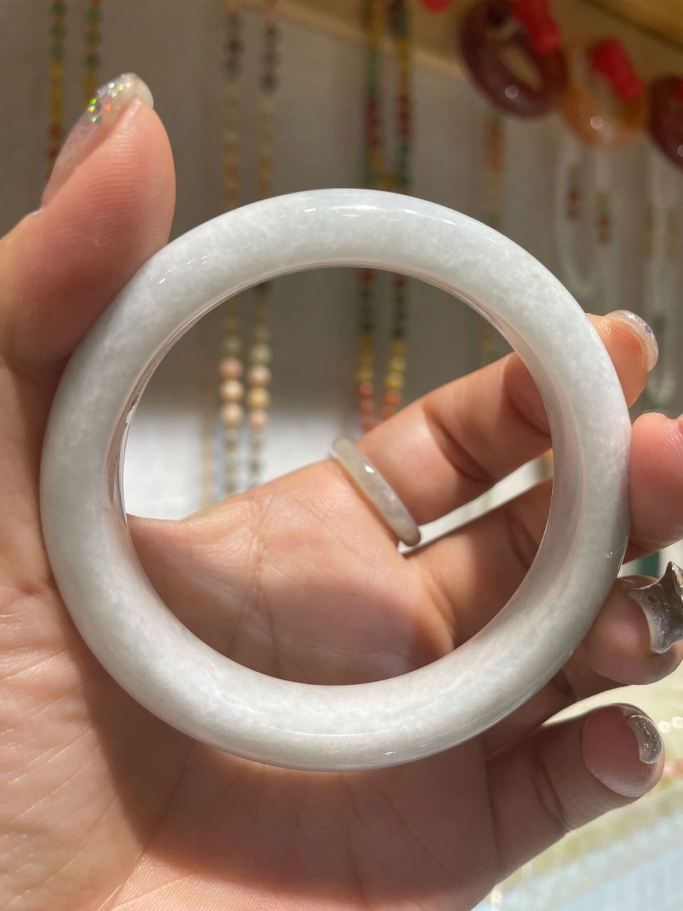 如果翡翠棉絮较重则会对翡翠价值造成影响,在水头好的手镯上比在水头