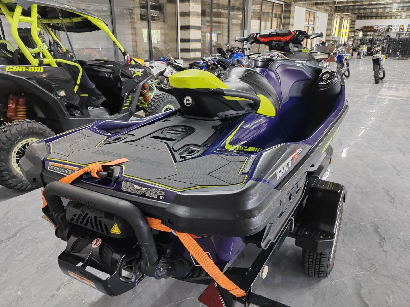 庞巴迪sea400摩托艇.