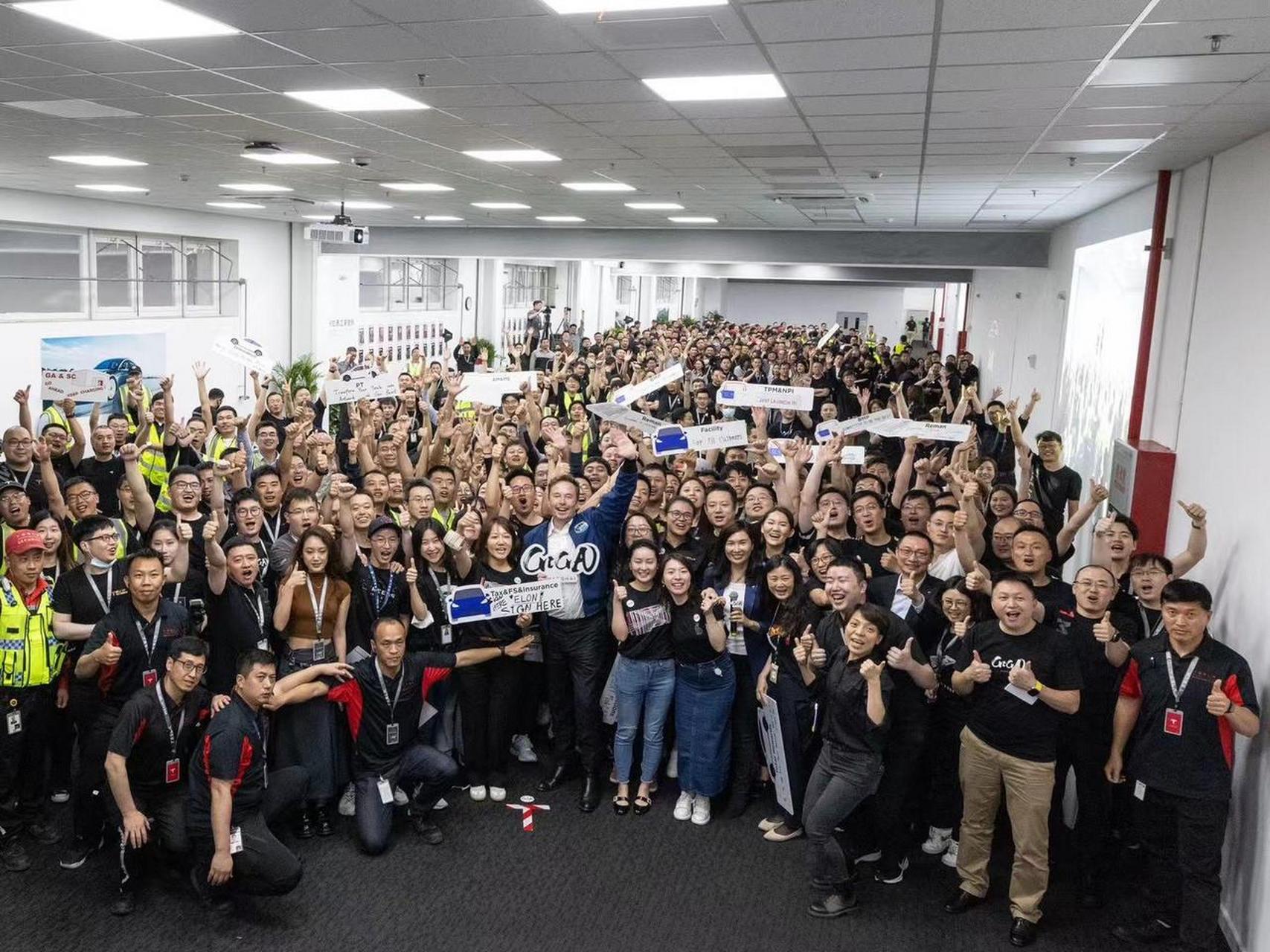 马斯克和上海工厂员工合照 真的泰裤辣【来自懂车帝车友圈】