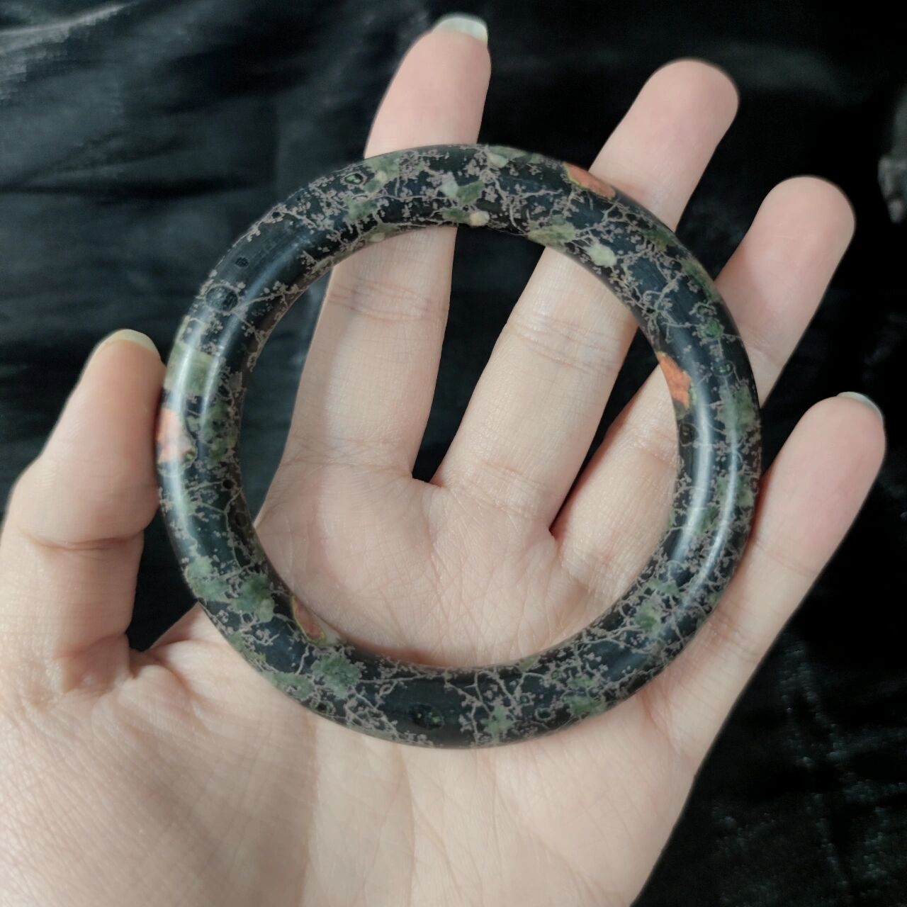 梅花玉汝阳玉手镯 梅花雪景意境镯 圆条:61圈,是国画写意的梅花枝