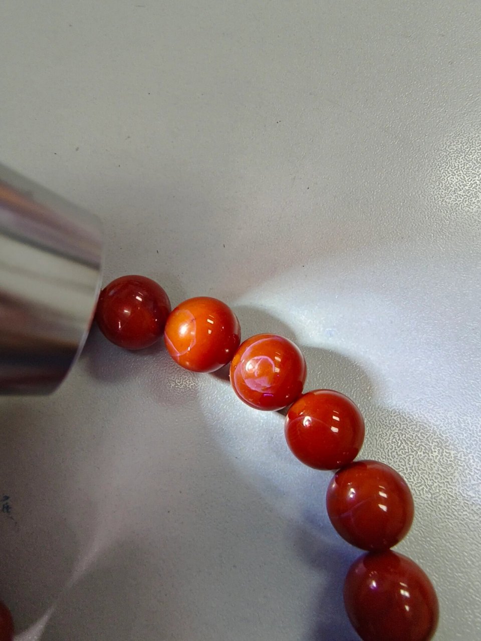 南红玛瑙,用紫外线灯照有线条部分荧光 这个南红玛瑙是真是假呢