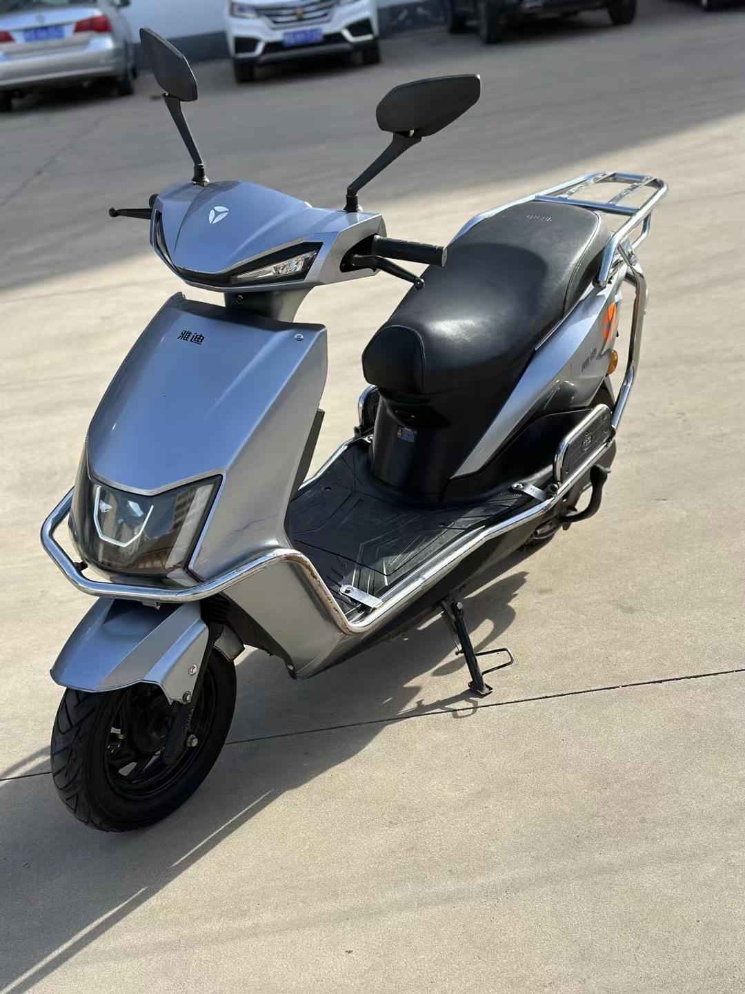 转让精品雅迪锐程顶配版,前后双碟刹,超大储物空间,前后升级固满德半