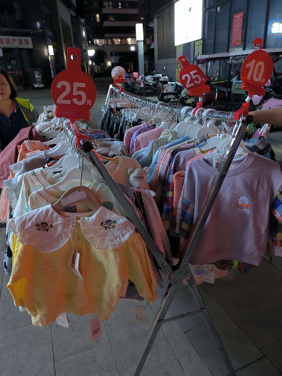 童装清货摆地摊第8天总结 不知不觉摆摊清货已经第8天了,今天卖了700
