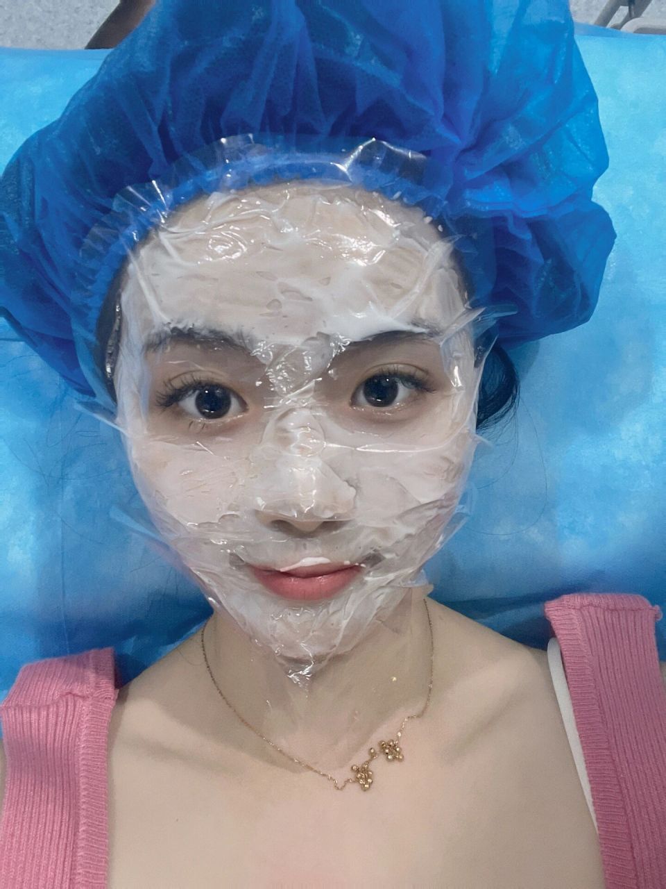深层补水修复,使皮肤中的水分与水光针中的透明质酸钠充分结合,富勒烯