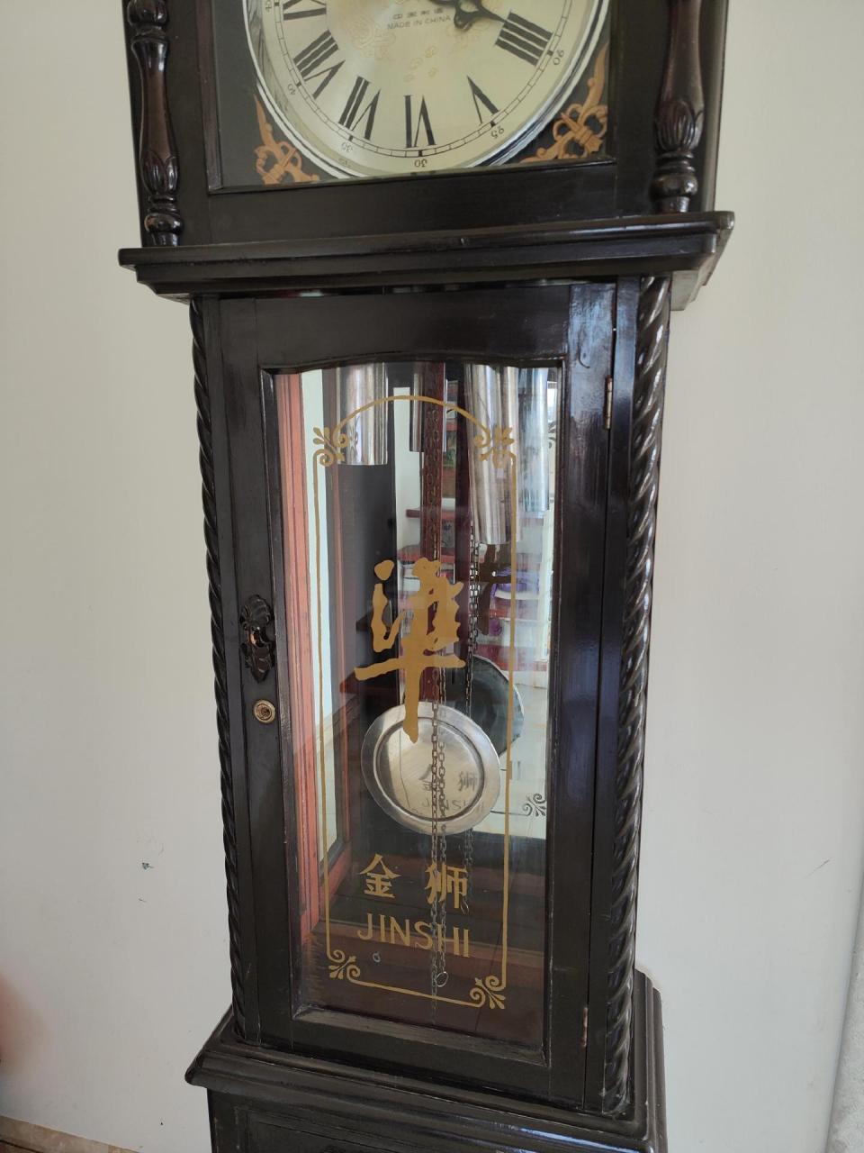 哈尔滨钟厂出品金狮牌落地钟.