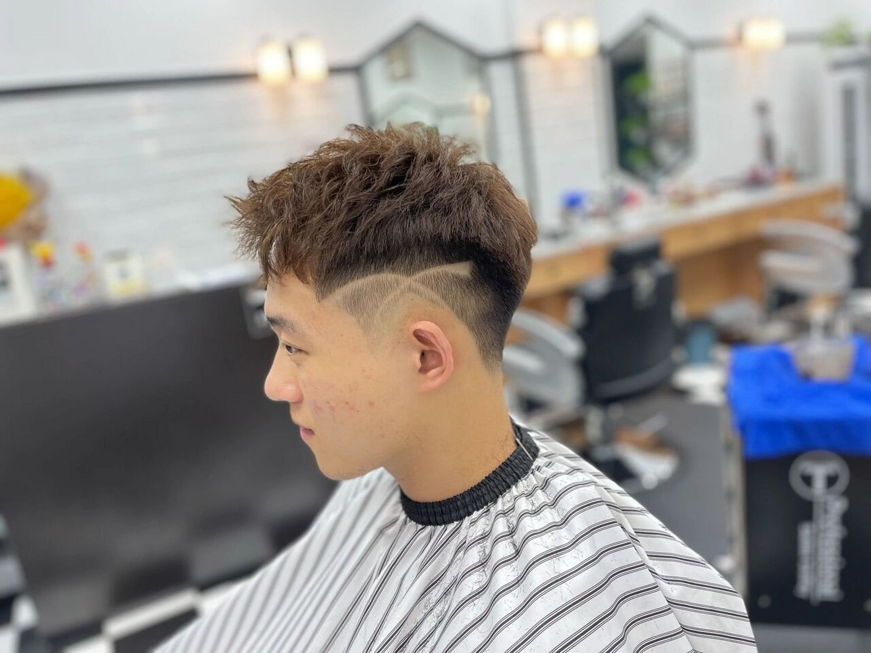 男士发型之线条雕刻 嘿嘿嘿嘿 没猜错的话雕得是他女朋友的名字字母 x