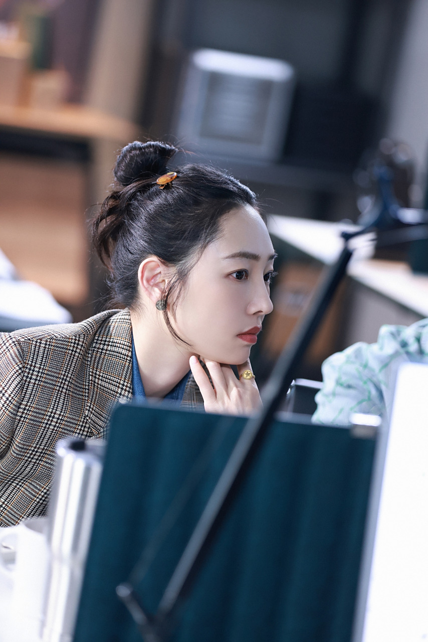 白百何 开工90 今日份简冰@白百何 剧照新鲜送达今晚19:30,锁定