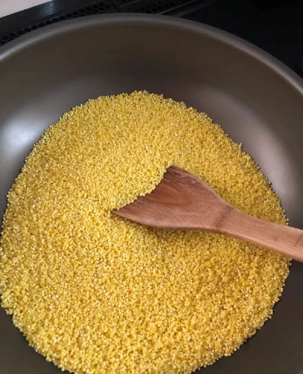 香糯的粘大黄米 香糯的大黄米 大黄米是去壳的黍米,比小米略大,颜色