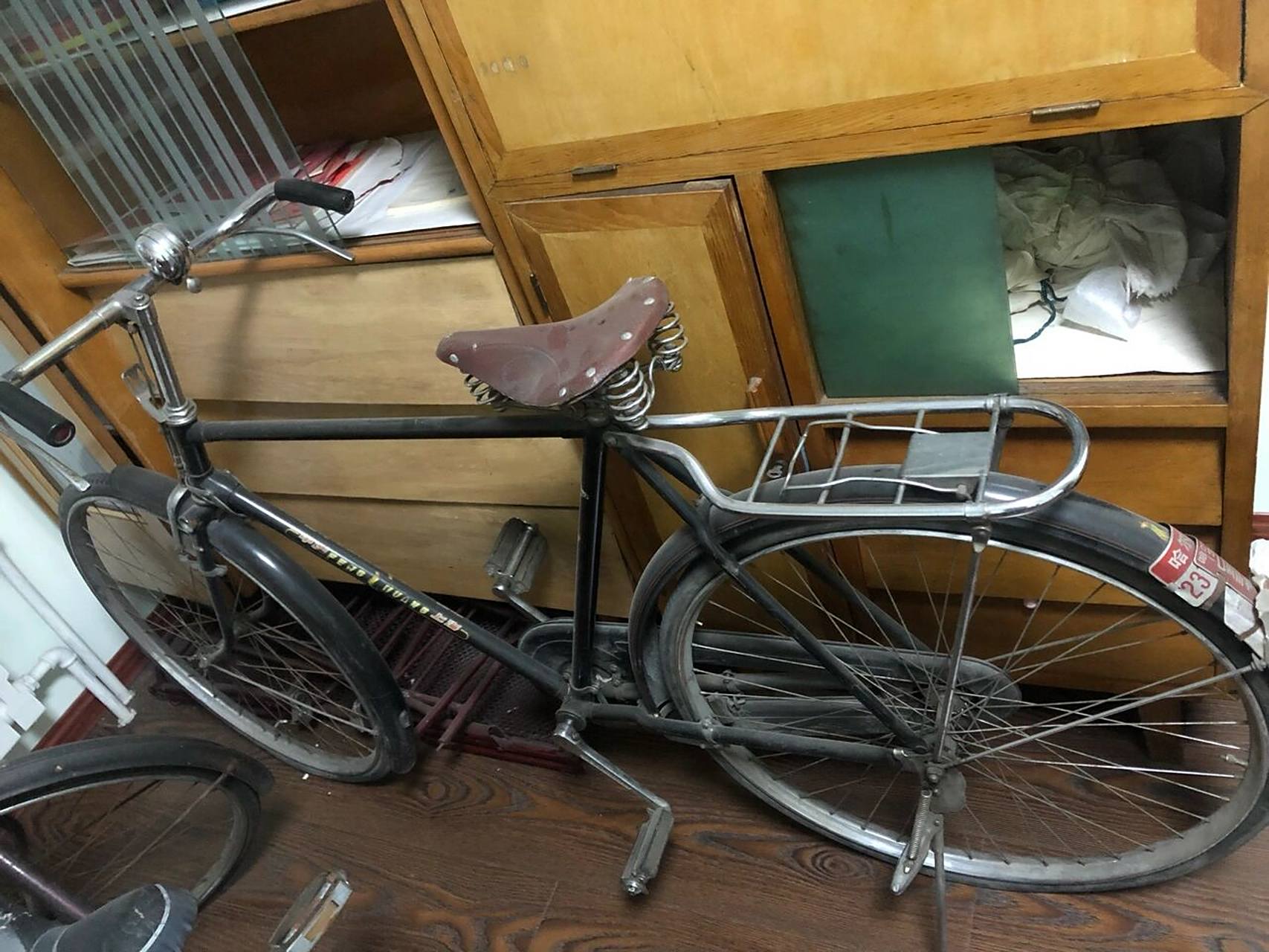 曾经的高配凤凰牌二八自行车 这算古董不 不用复古,感觉年龄比我大