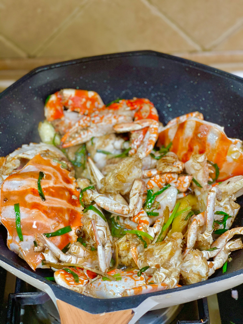 老广家常菜9799姜葱炒花蟹0215 8215准备材料: 花蟹(3只)