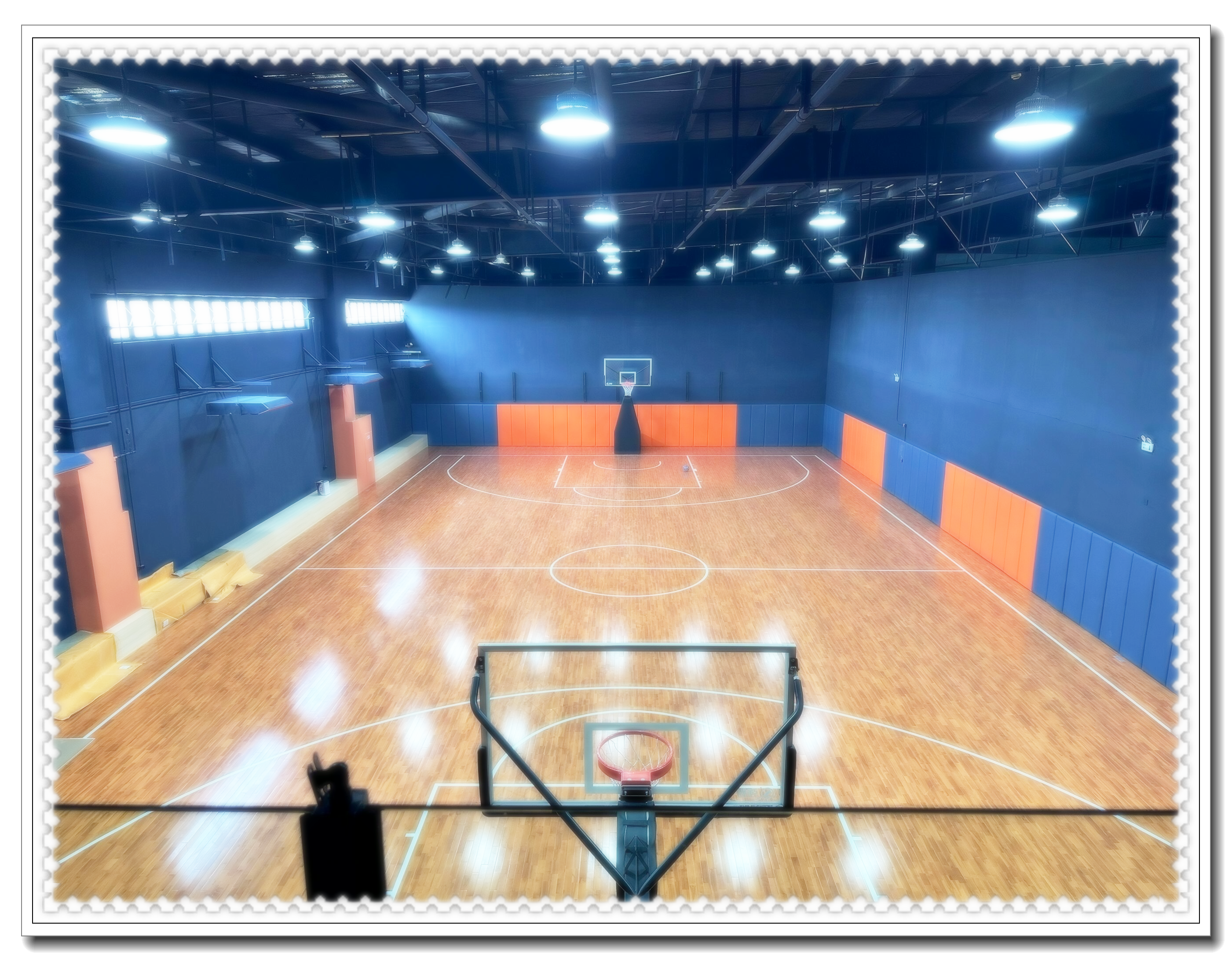 全新打造的室内篮球场来啦!