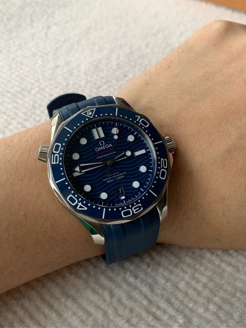 欧米茄海马300蓝盘胶带款 经典热门!型号210.32.42.20.03.001 !