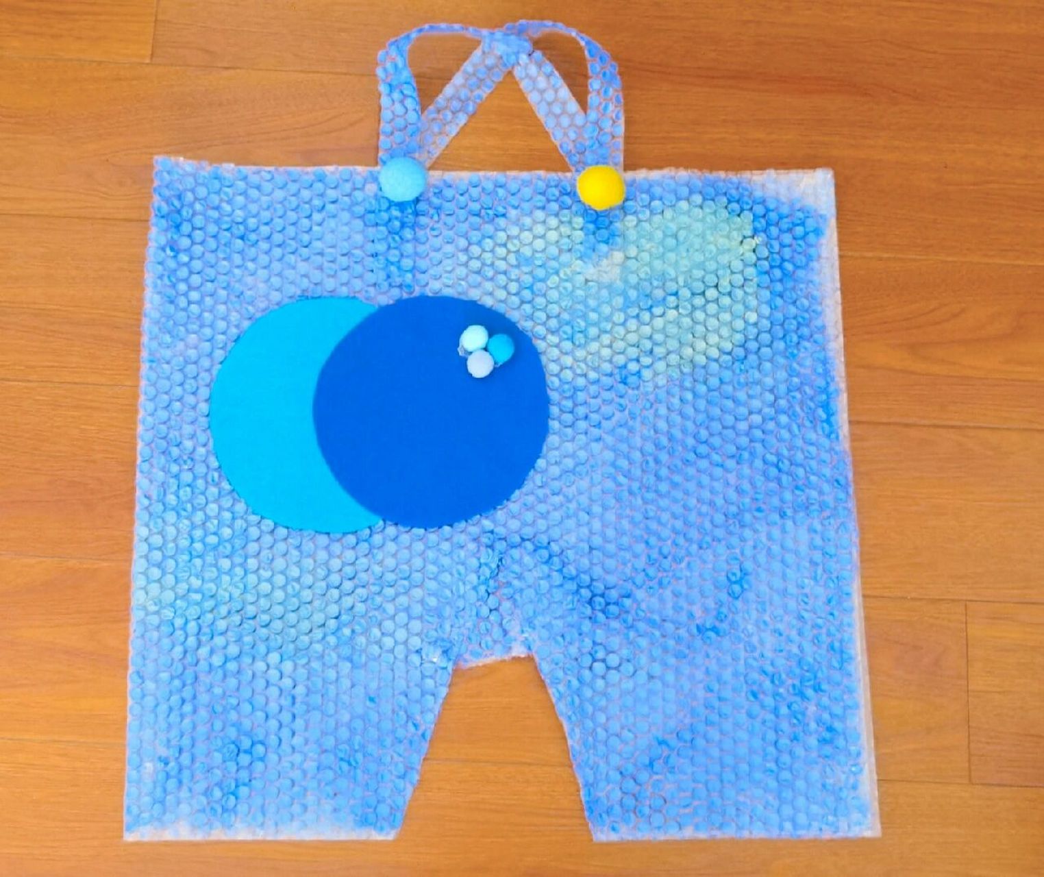 98幼儿园六一环保时装秀 cos一把魔术师 推了一堆环保时装diy的给我