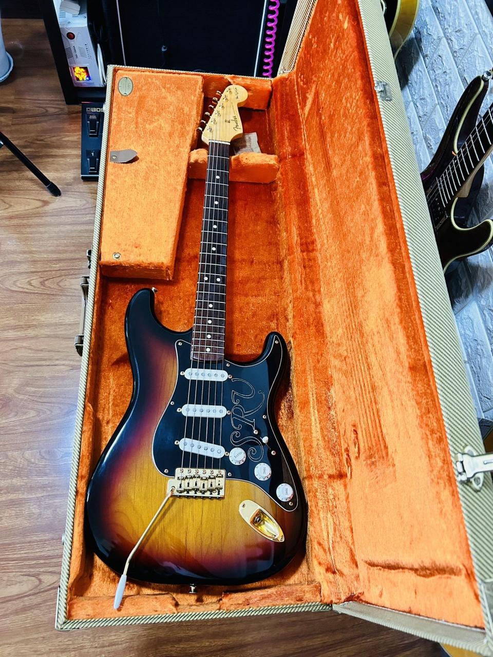 fender  srv no one 芬达电吉他   srv将其命名为"number one".
