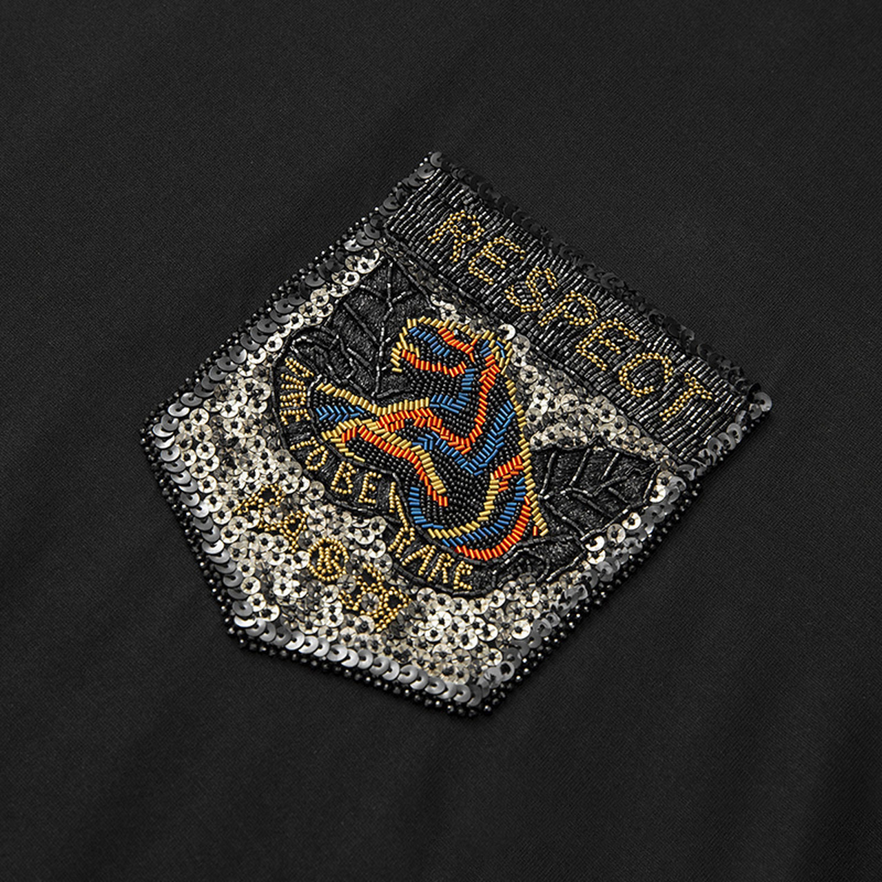 73 珠片绣是将指定形状,颜色的珠片串连成一条绳状物料, 然后在已经