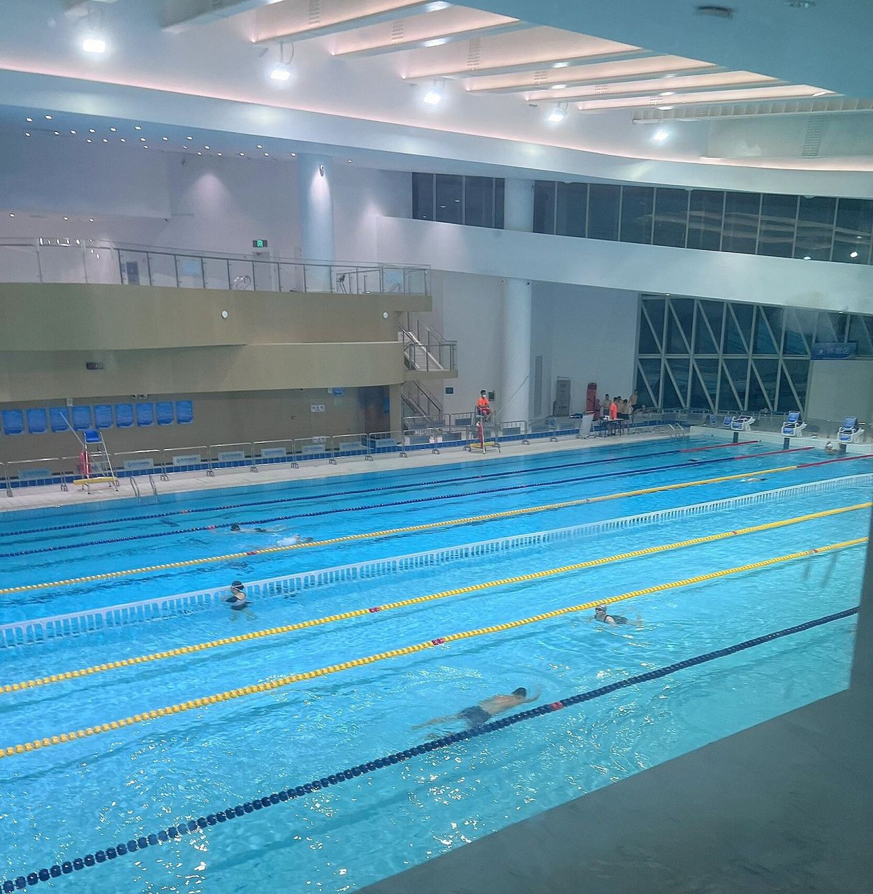 龙华文体中心游泳馆 新场馆 场馆周边设施还未完善 水质不错,人流量少
