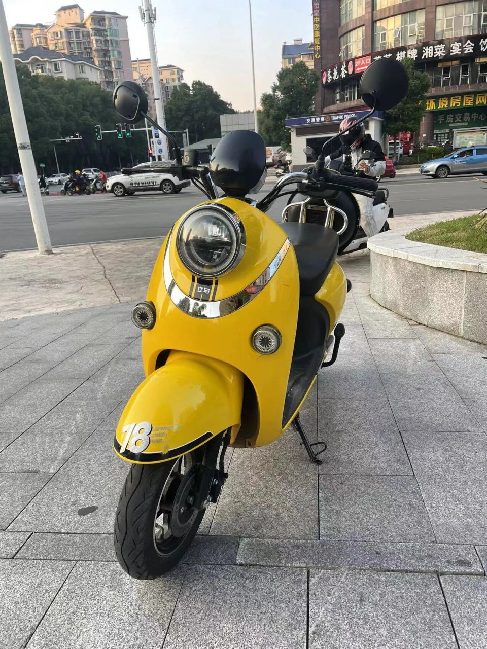 立马电动车 立马电动车,成色不错,很新,提速快又好骑,送大锁头盔,价格