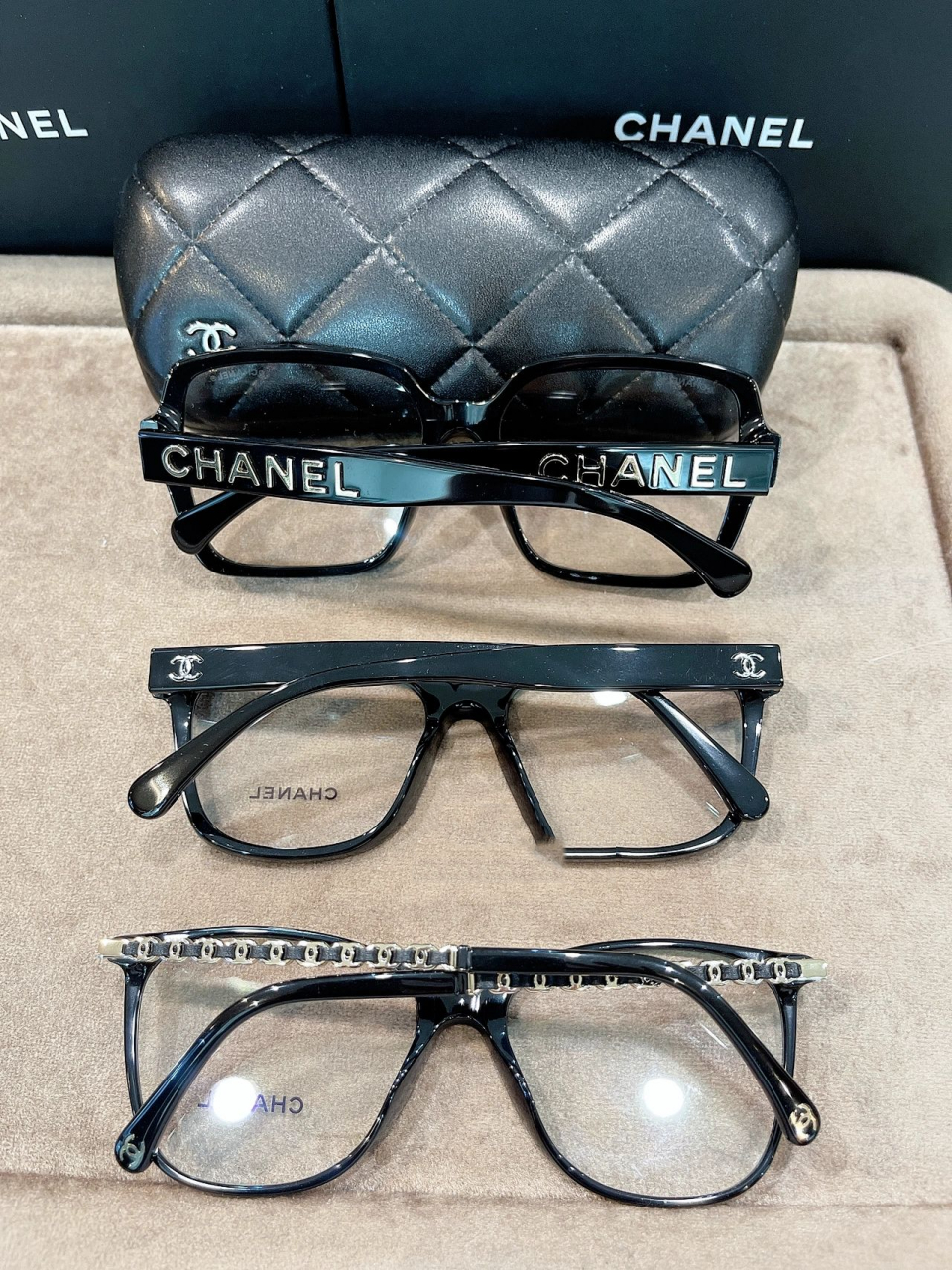 3款chanel香奈儿最火眼镜框上脸效果 对比 第一款:大框眼镜镜片自带防