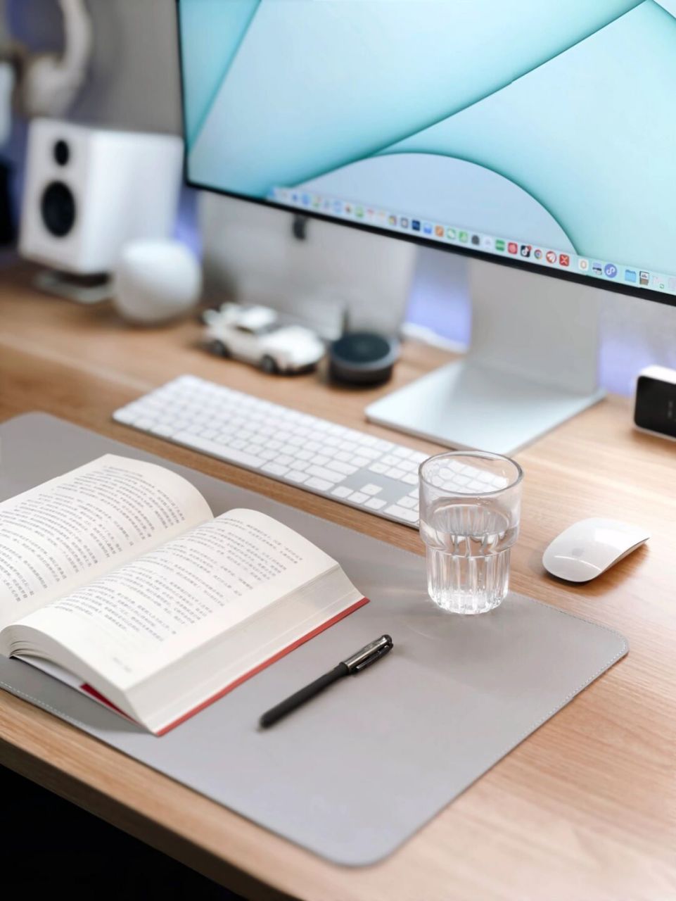 我的书桌布置以舒适简洁为目的,色调为黑白灰,搭配原木色的桌面,长宽