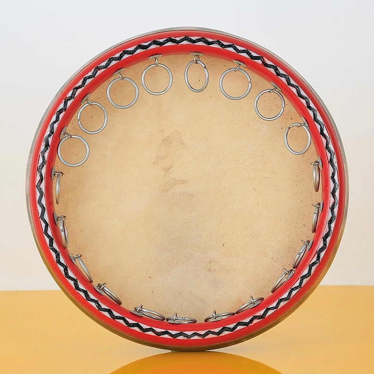 新疆手鼓 新疆手鼓又称达卜,是一种打击乐器,以徒手来演奏,是新疆各族