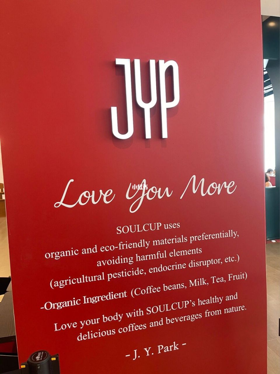 jyp的对面是韩国的乐天世界大厦最高的建筑,jyp的新大楼一层是有玫哪