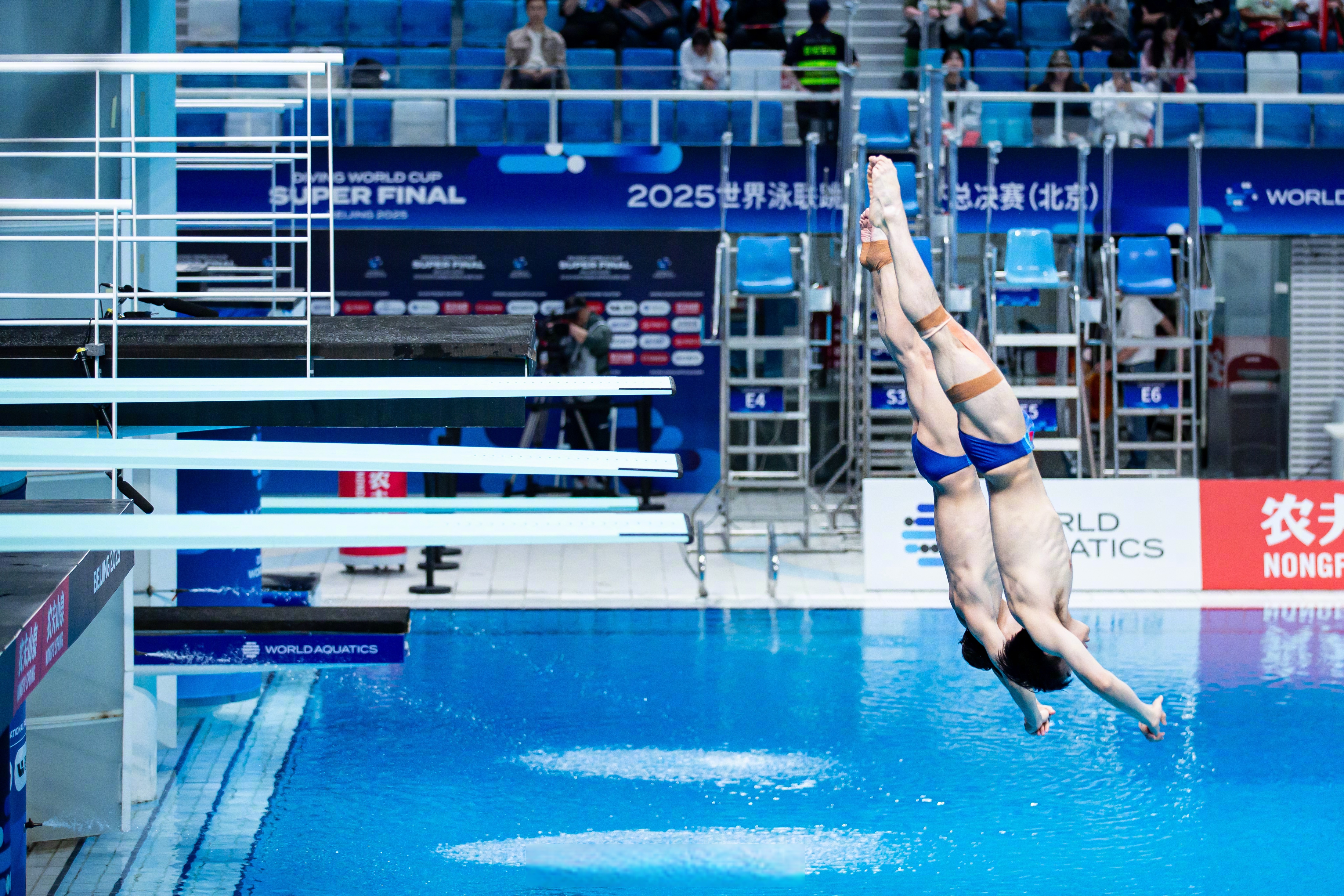【#中国队夺跳水世界杯总决赛首金#】#胡宇康郑九源3米板夺金# 2日