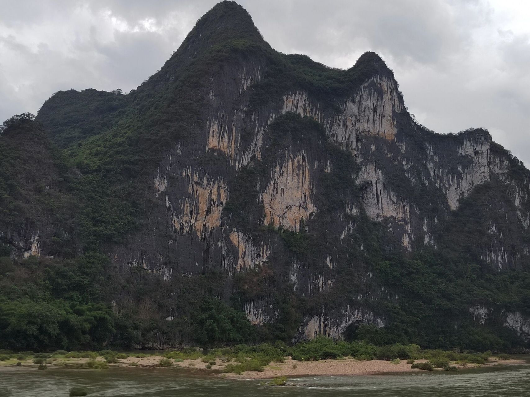 桂林山水甲天下 九马画山  九马画山是漓江沿岸的著名景观之一,是大